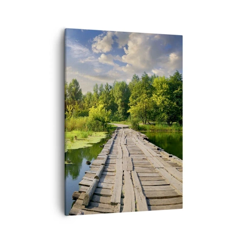 Obraz na płótnie - Drewniany mostek nad spokojnym jeziorem w otoczeniu zieleni - 50x70cm - Lato, lato wszędzie - Nowoczesna dekoracja ścienna do salonu, kuchni i sypialni ARTTOR