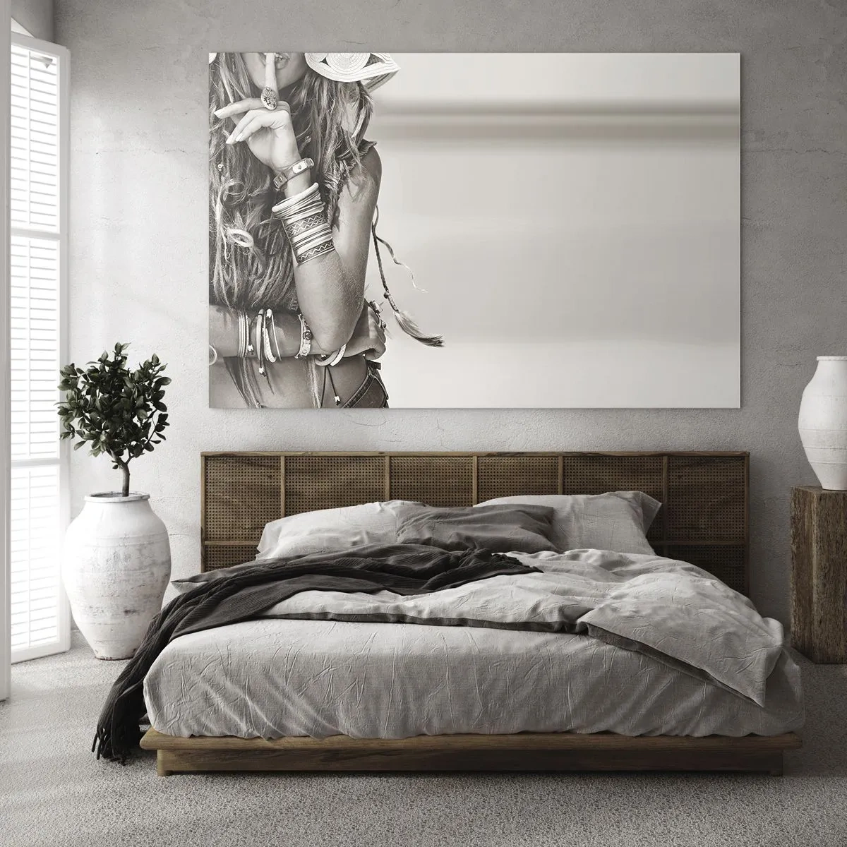Obraz na szkle - Kobieta w biżuterii z palcem na ustach w artystycznym ujęciu - 70x50cm - Jak to dziewczyna - Nowoczesna dekoracja ścienna do salonu i sypialni ARTTOR