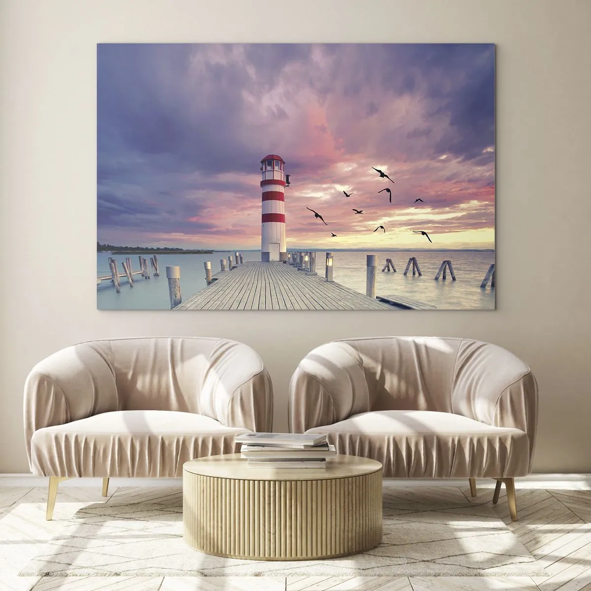 Obraz na szkle - Latarnia morska na molo o zachodzie słońca z lecącymi ptakami - 70x50cm - Pora do portu - Nowoczesna dekoracja ścienna do salonu i sypialni ARTTOR