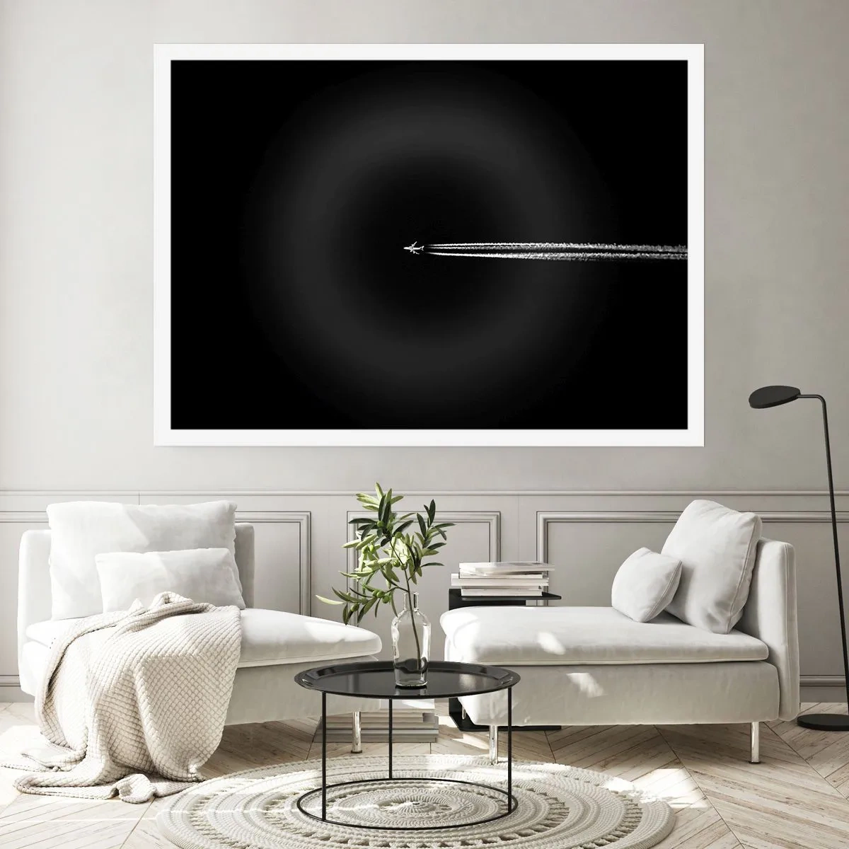 Plakat - Samolot odrzutowy z widoczną smugą na czarnym tle - 100x70cm - W inny wymiar - Nowoczesna dekoracja ścienna do salonu i sypialni ARTTOR