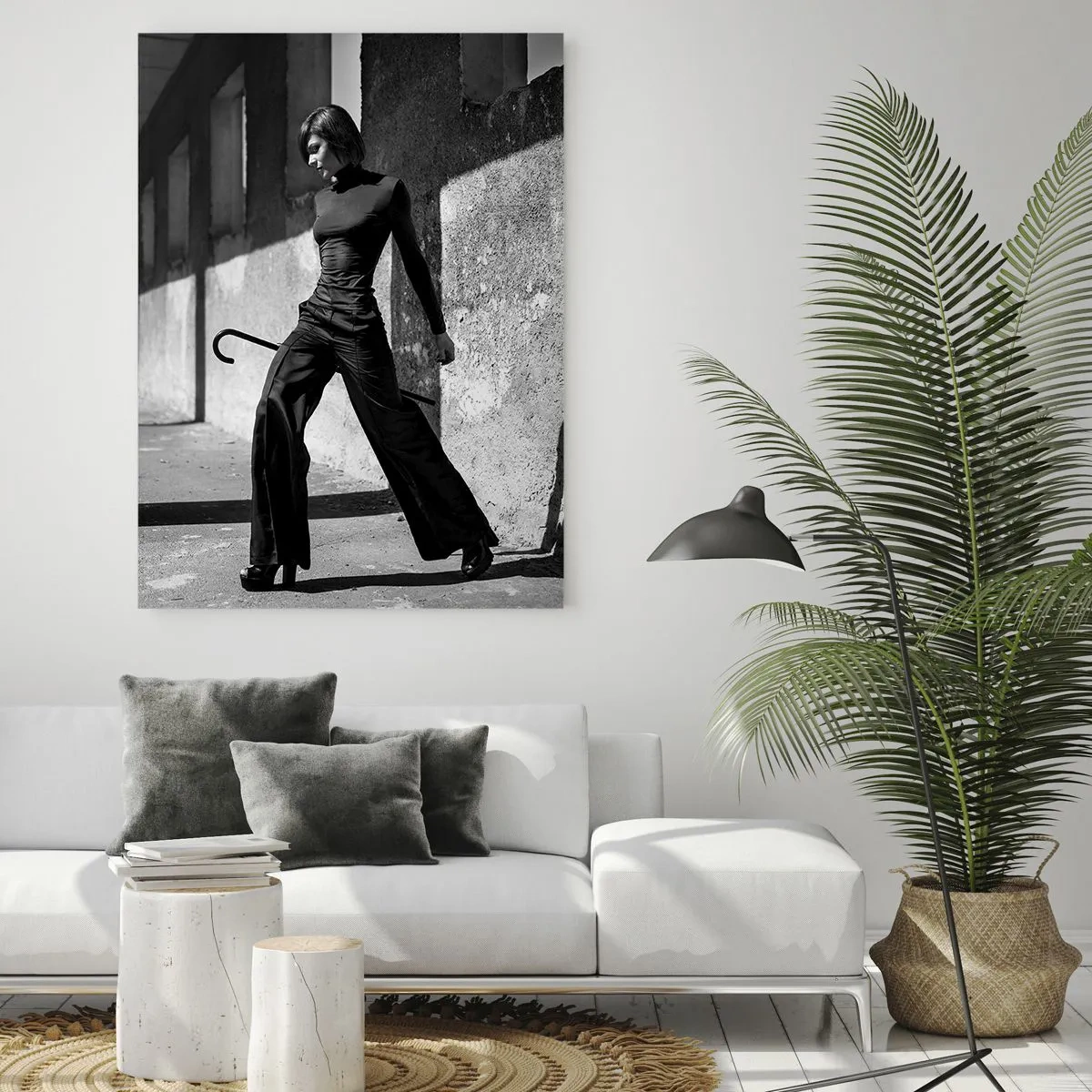Obraz na szkle - Stylowa kobieta w industrialnym otoczeniu - 70x100cm - Miejska elegancja - Nowoczesna dekoracja ścienna do salonu i sypialni ARTTOR