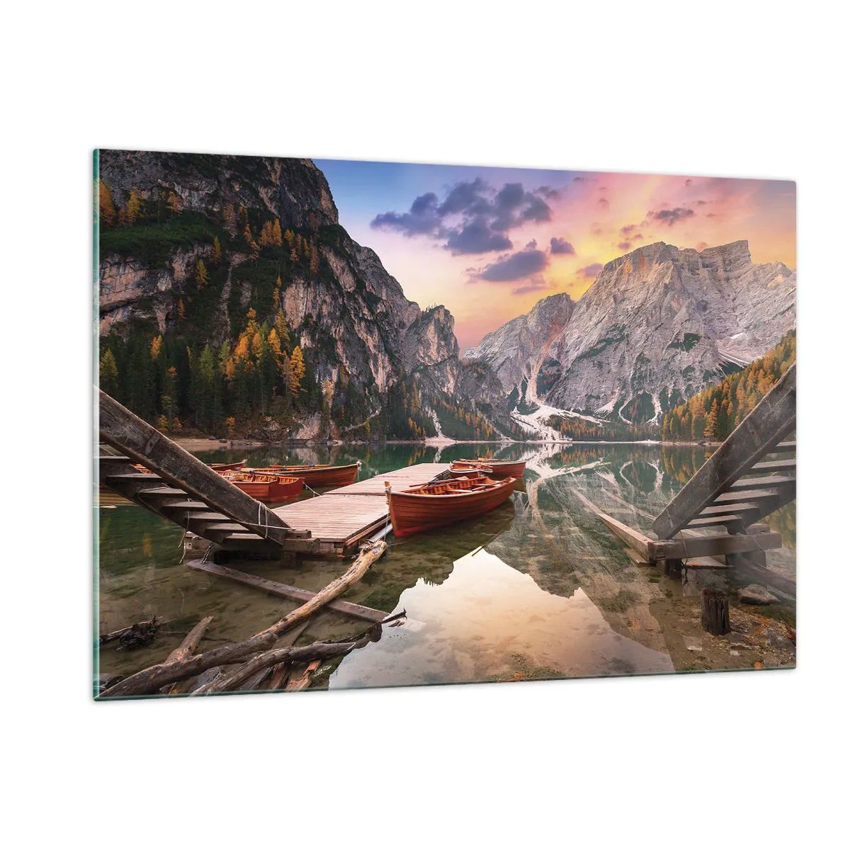 Obraz na szkle - Górskie jezioro z pomostem i łódkami o wschodzie słońca - 120x80cm - Obietnica dnia - Nowoczesna dekoracja ścienna do salonu, kuchni i sypialni ARTTOR
