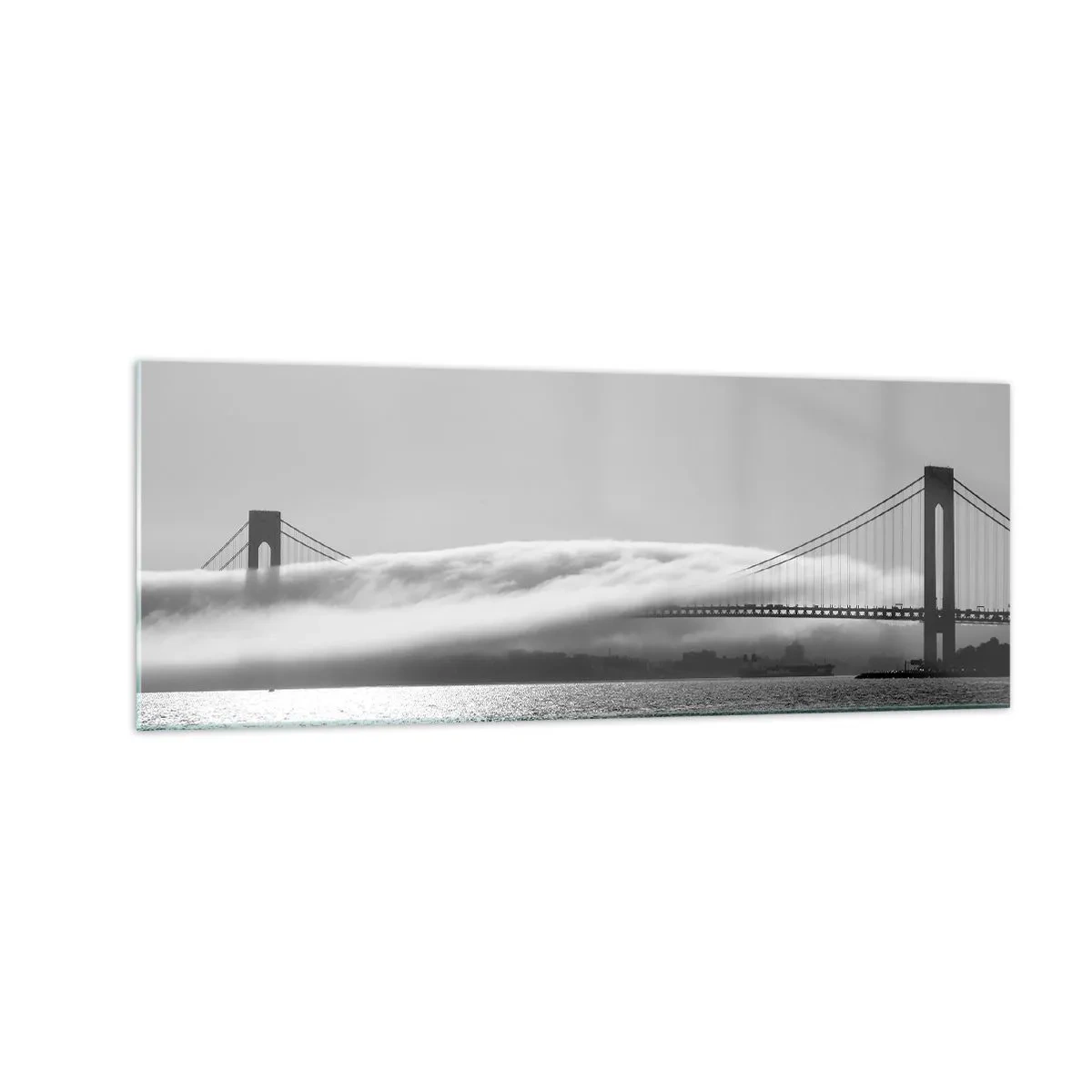 Obraz na szkle - Most nad wodą spowity mgłą w czarno-białym ujęciu - 140x50cm - Przepłynąć przez Złote Wrota - Nowoczesna dekoracja ścienna do salonu i sypialni ARTTOR