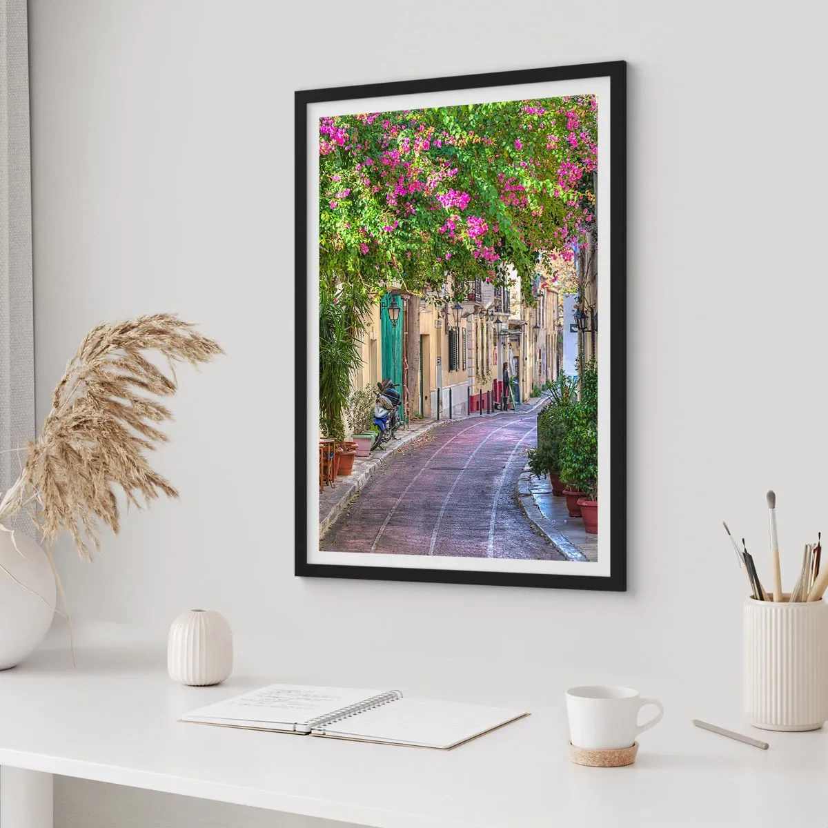 Plakat w czarnej ramie - Kolorowa uliczka z kwitnącymi kwiatami i klasyczną architekturą - 50x70cm - Kwitnący zaułek - Nowoczesna dekoracja ścienna do salonu i sypialni ARTTOR