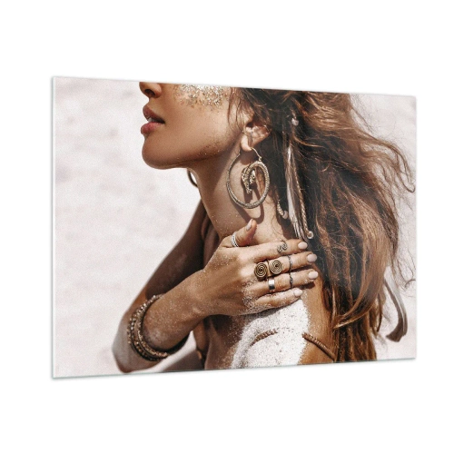 Obraz na szkle - Stylowa kobieta z biżuterią i piaskiem na skórze na plaży - 100x70cm - Królowa dzikiej plaży - Nowoczesna dekoracja ścienna do salonu, kuchni i sypialni ARTTOR