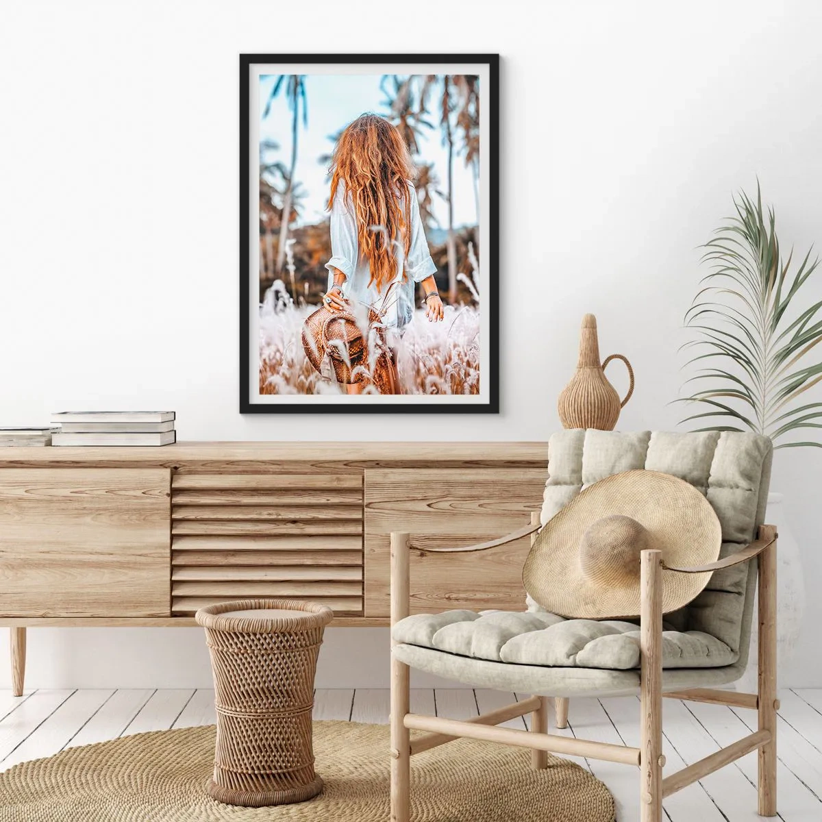 Plakat w czarnej ramie - Kobieta w białej koszuli spacerująca wśród palm - 50x70cm - Zrodzona z puchu traw - Nowoczesna dekoracja ścienna do salonu i sypialni ARTTOR