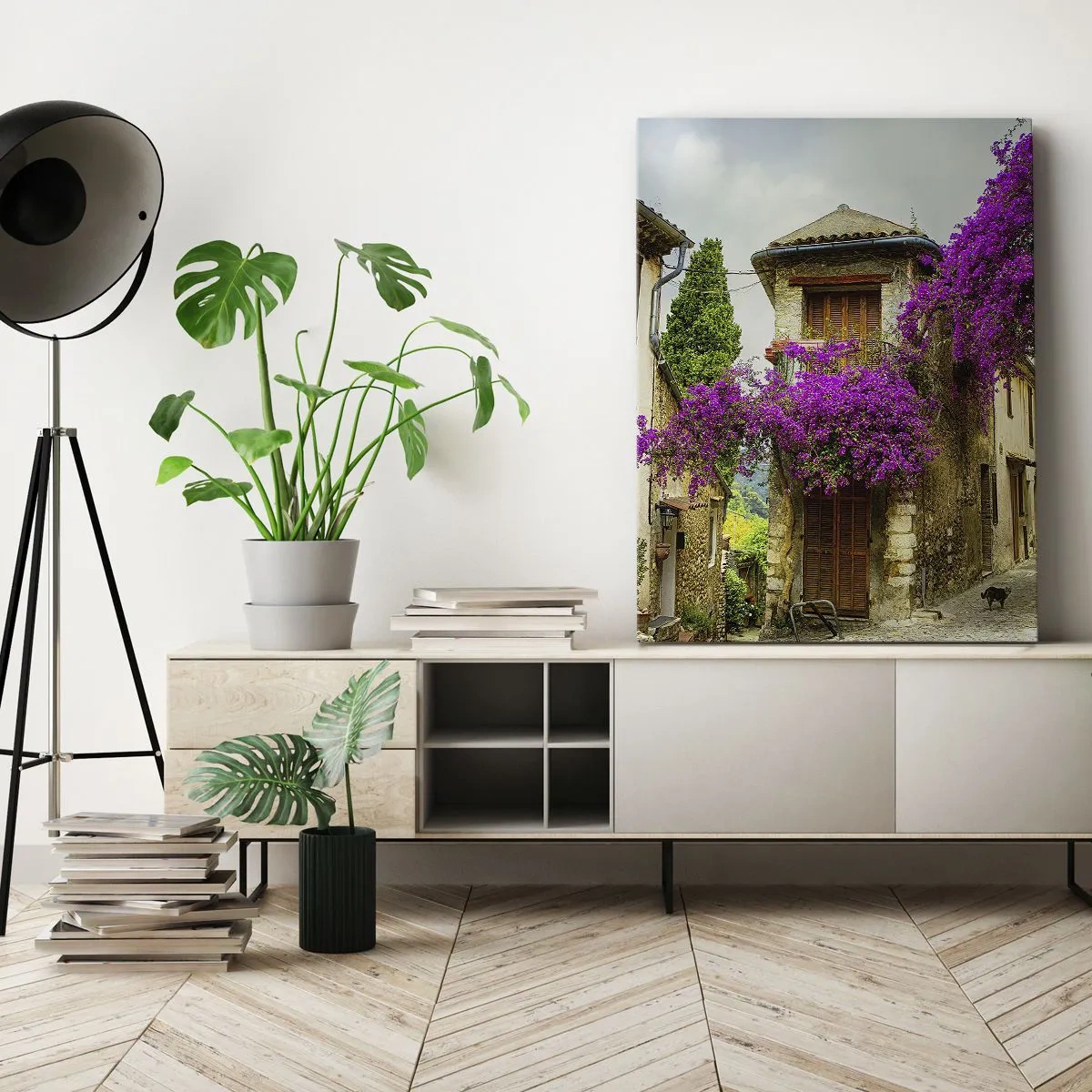 Obraz na płótnie - Kamienny dom z fioletowym kwitnącym pnączem - 50x70cm - Pod kwietnym baldachimem - Nowoczesna dekoracja ścienna do salonu, kuchni i sypialni ARTTOR