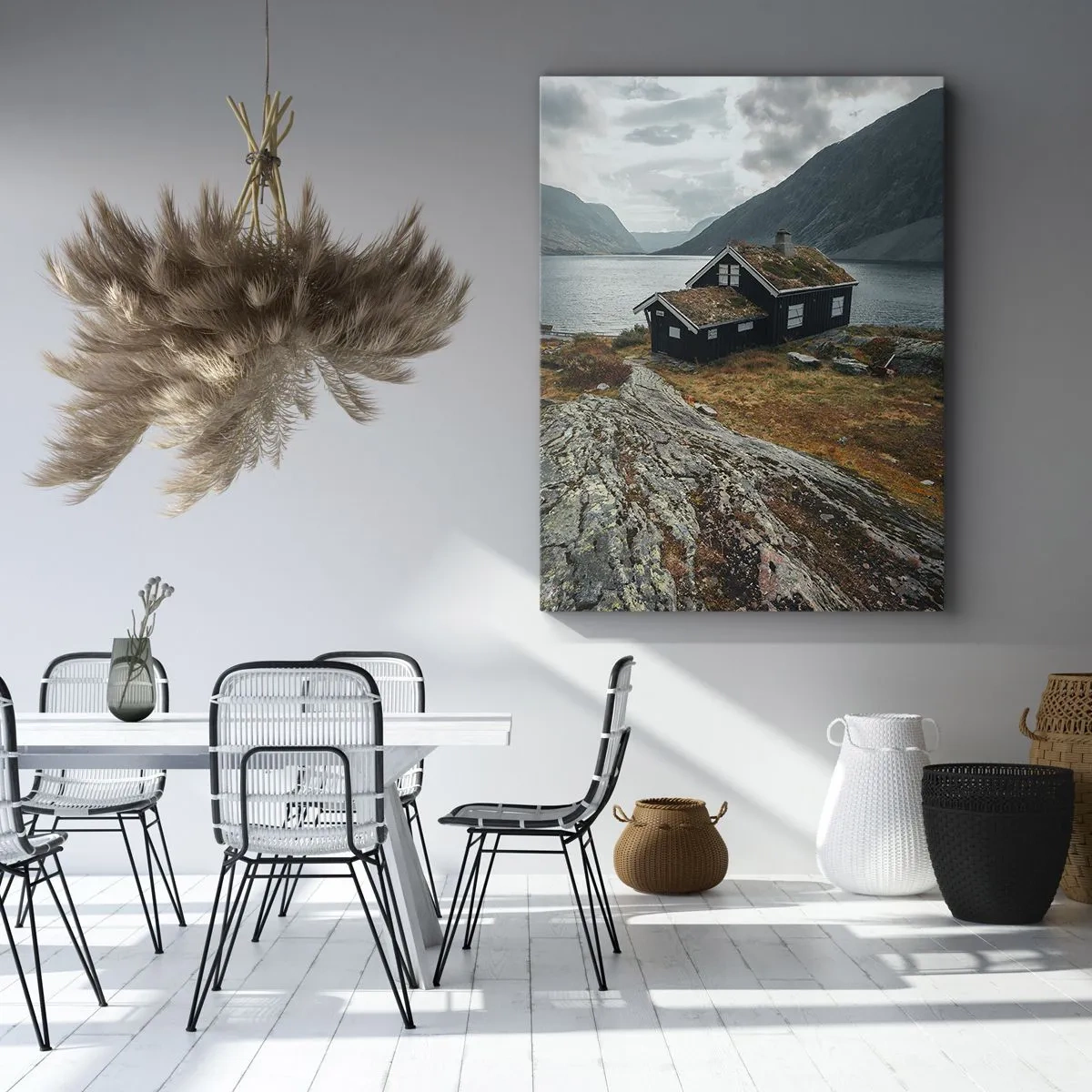 Obraz na płótnie - Domek z trawiastym dachem nad norweskim fiordem otoczony górami - 50x70cm - Letnisko nad fiordem - Nowoczesna dekoracja ścienna do salonu, kuchni i sypialni ARTTOR