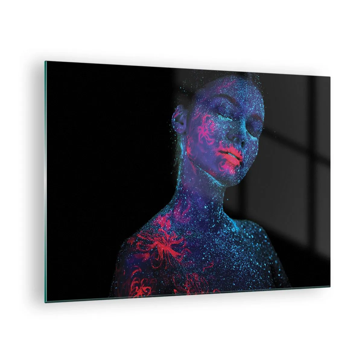 Obraz na szkle - Portret kobiety z fluorescencyjnym malunkiem na ciele - 70x50cm - W gwiezdnym pyle - Nowoczesna dekoracja ścienna do salonu i sypialni ARTTOR