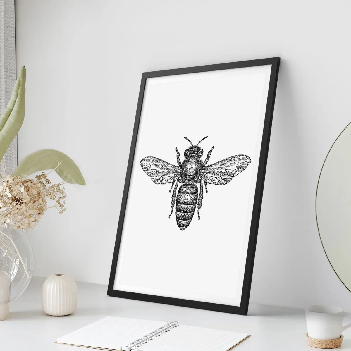 Plakat w czarnej ramie - Precyzyjna ilustracja pszczoły na białym tle - 50x70cm - Owadzi portret - Nowoczesna dekoracja ścienna do salonu i sypialni ARTTOR