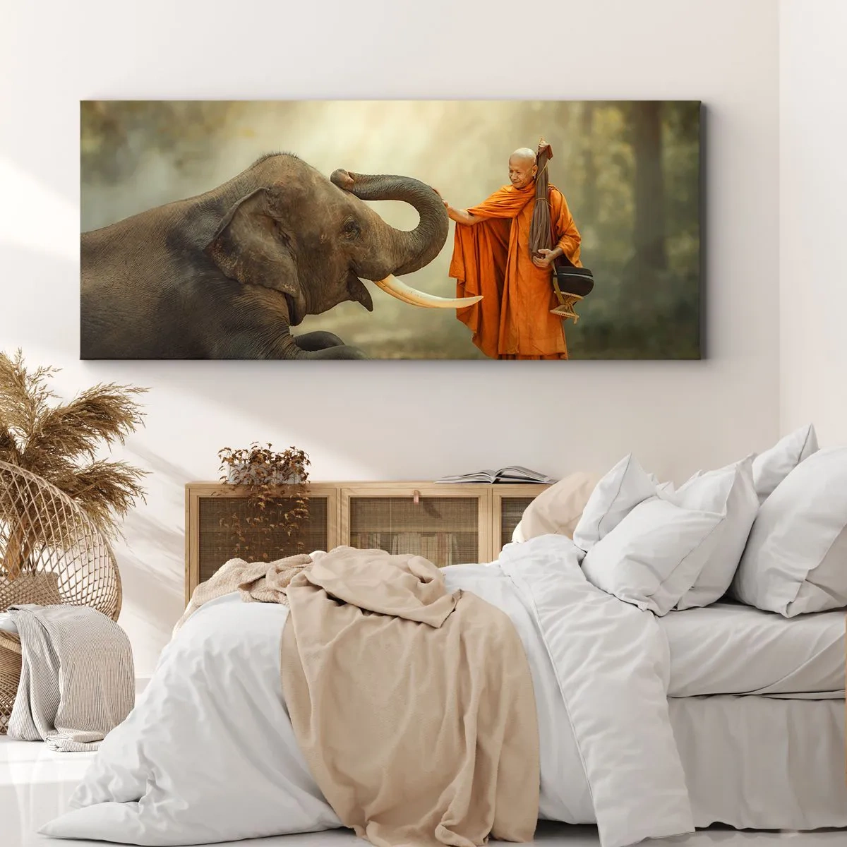 Obraz na płótnie - Mnich i słoń w harmonii na tle natury - 140x50cm - Spotkanie w podróży - Nowoczesna dekoracja ścienna do salonu i sypialni ARTTOR