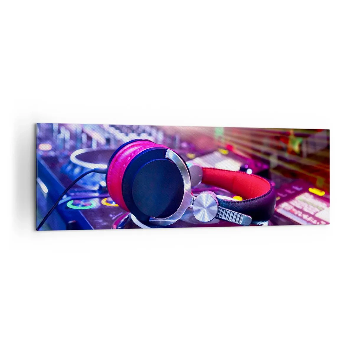 Obraz na płótnie - Słuchawki DJ na konsolecie oświetlone reflektorami na imprezie - 160x50cm - Będzie, będzie się działo - Nowoczesna dekoracja ścienna do salonu i sypialni ARTTOR