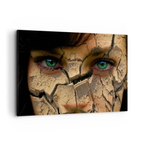 Obraz na płótnie - Twarz kobiety z zielonymi oczami pokryta popękaną strukturą ziemi - 120x80cm - Zachwyt i groza zarazem - Nowoczesna dekoracja ścienna do salonu, kuchni i sypialni ARTTOR