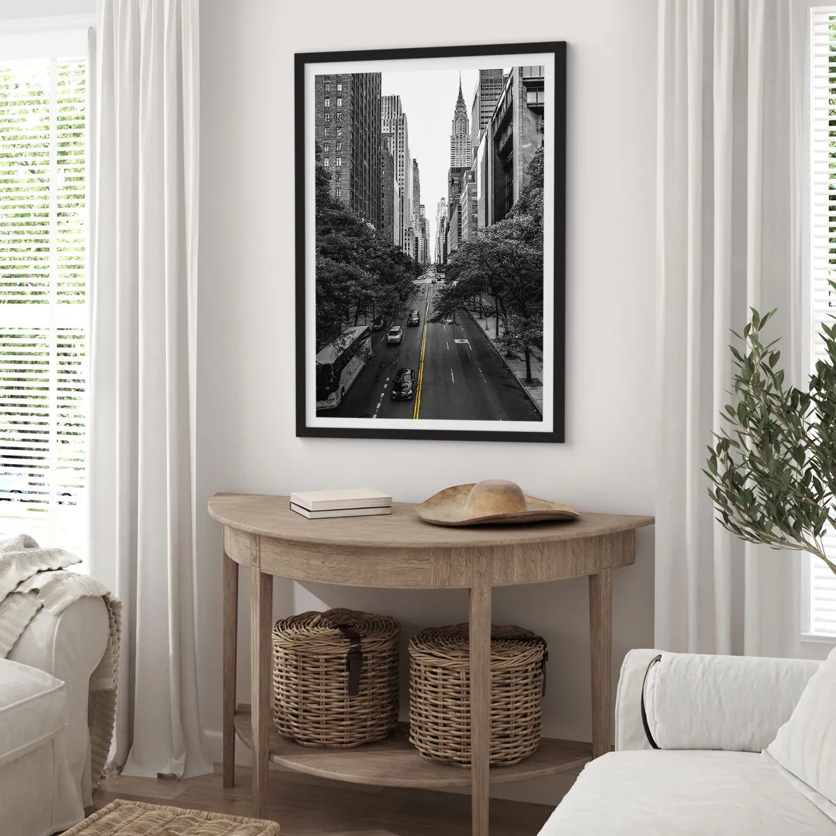 Plakat w czarnej ramie - Czarno-biała panorama miasta z żółtą linią na drodze - 50x70cm - Nowojorski poranek - Nowoczesna dekoracja ścienna do salonu i sypialni ARTTOR