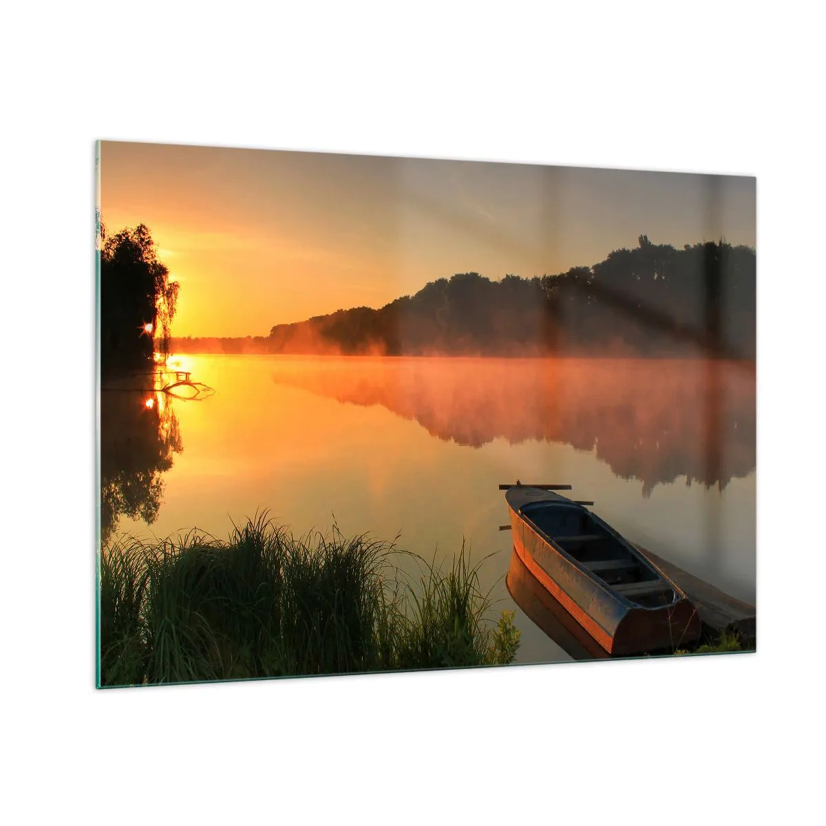Obraz na szkle - Wschód słońca nad spokojnym jeziorem z łódką przy brzegu - 100x70cm - Wschód słońca nad wodą jak tafla lustra - Nowoczesna dekoracja ścienna do salonu, kuchni i sypialni ARTTOR