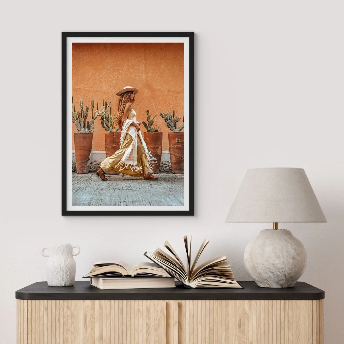 Plakat w czarnej ramie - Stylowa kobieta w kapeluszu na tle kaktusów - 50x70cm - W stylu hippie - Nowoczesna dekoracja ścienna do salonu i sypialni ARTTOR