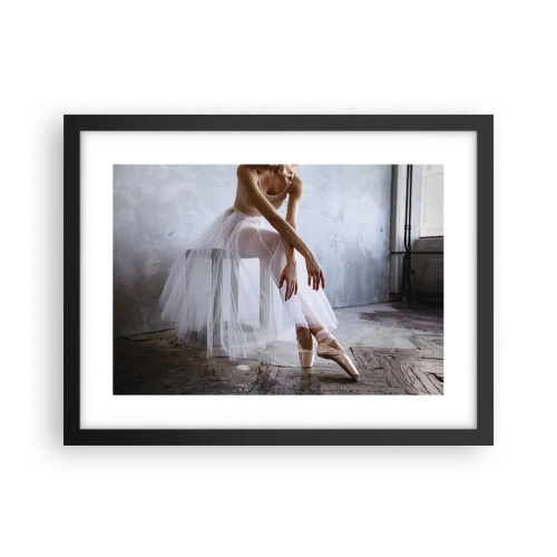Plakat w czarnej ramie - Zanim zabłysną światła rampy - 40x30 cm