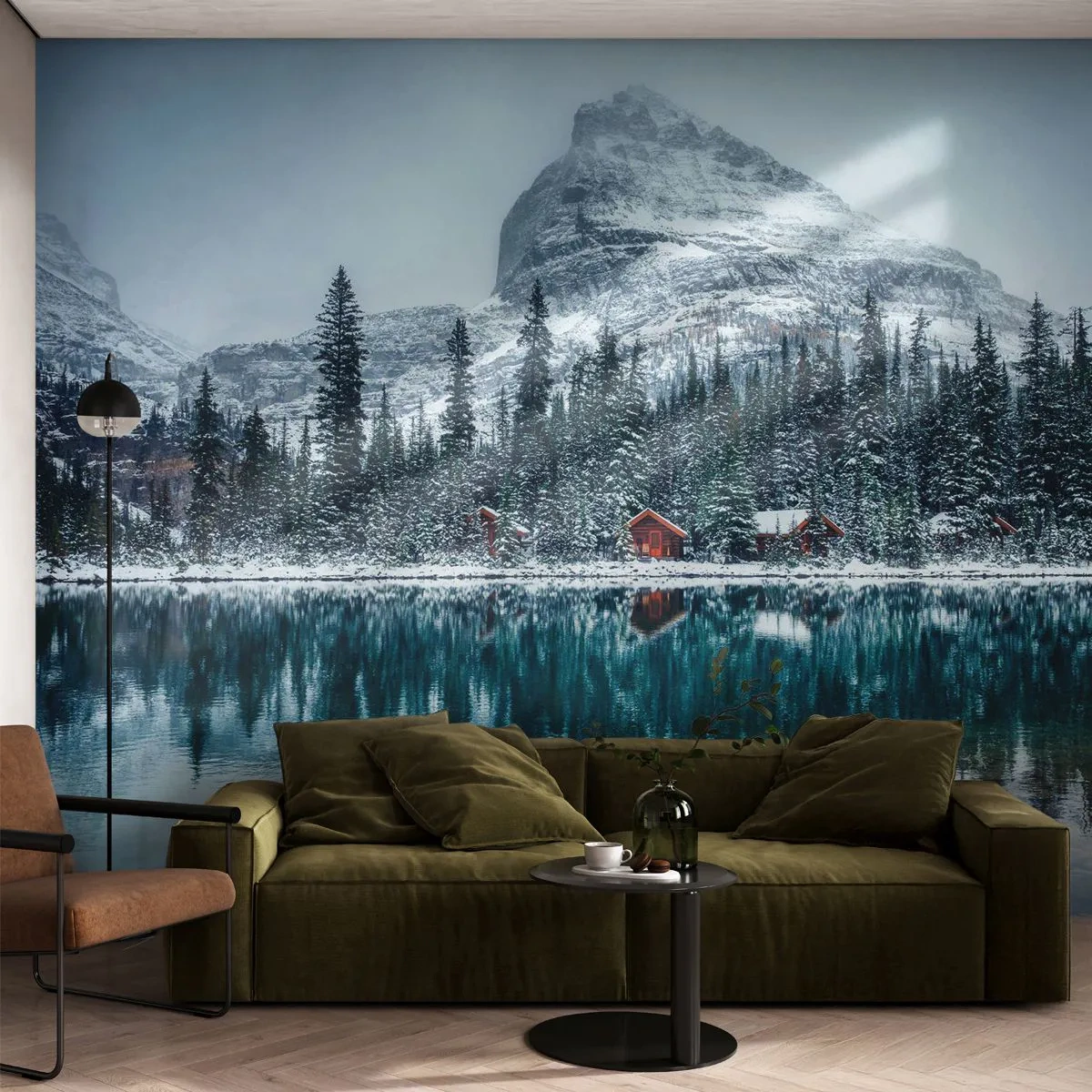 Fototapeta Premium Sand - Zaśnieżony las i górski domek nad turkusowym jeziorem - 100x70cm - Kanadyjskie zacisze - Nowoczesna dekoracja ścienna do salonu, kuchni i sypialni ARTTOR