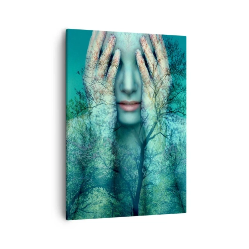Obraz na płótnie - Twarz kobiety przenikająca się z drzewami w odcieniach błękitu i zieleni - 50x70cm - Zanurzona w błękicie - Nowoczesna dekoracja ścienna do salonu, kuchni i sypialni ARTTOR