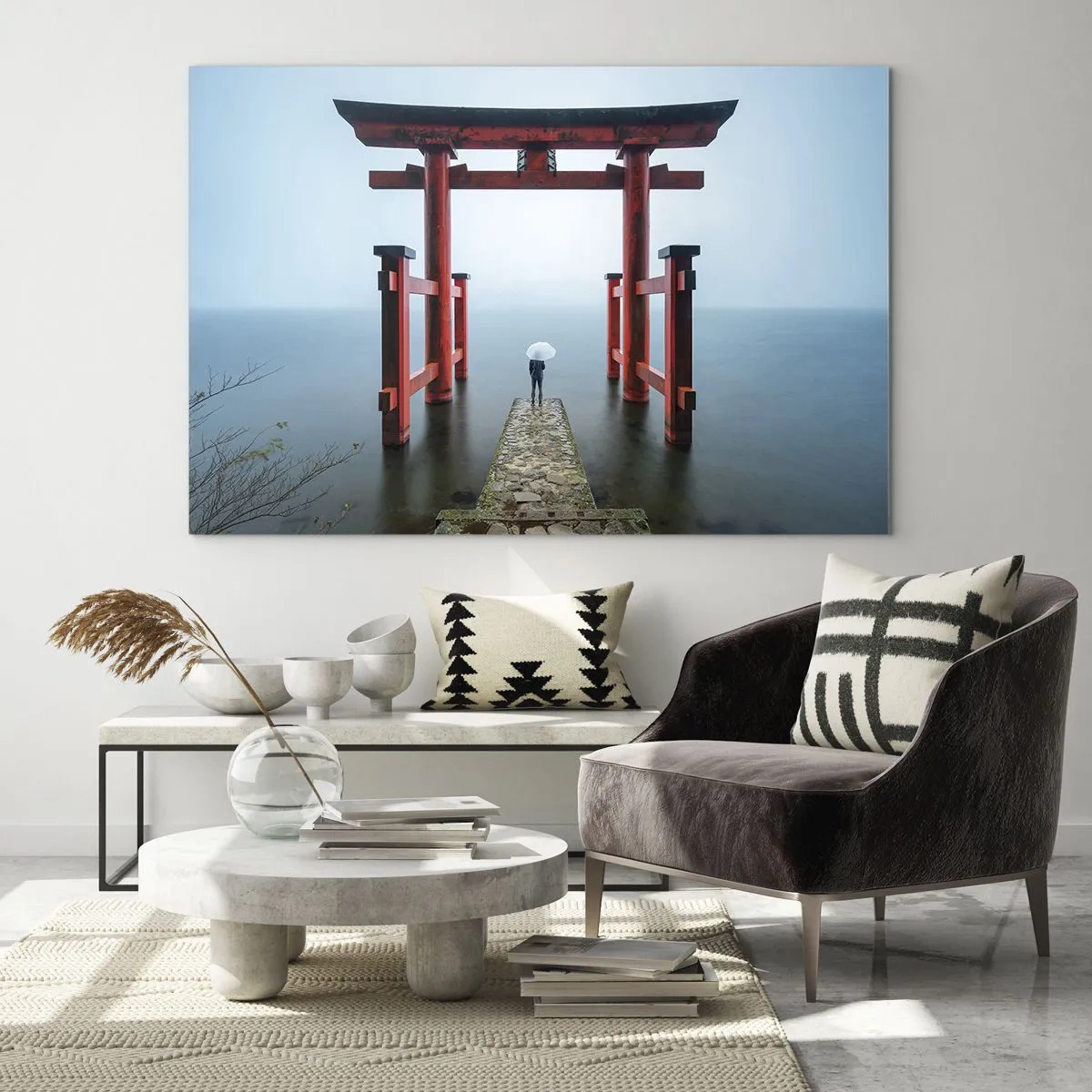Obraz na szkle - Czerwony torii nad spokojną wodą w mglistej scenerii - 70x50cm - Japońska zaduma - Nowoczesna dekoracja ścienna do salonu i sypialni ARTTOR