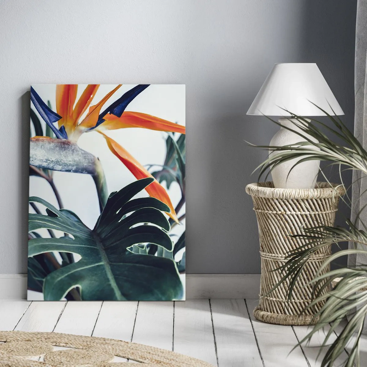 Obraz na płótnie - Kolorowy kwiat strelicji wśród liści monstery na jasnym tle - 50x70cm - Ptakokrzak - Nowoczesna dekoracja ścienna do salonu, kuchni i sypialni ARTTOR