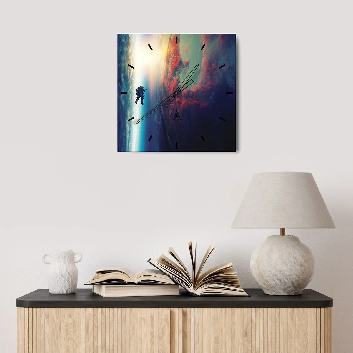 Zegar ścienny - Astronauta unoszący się w kosmosie nad kolorową Ziemią - 30x30cm - Mierzyć się ze wszechświatem - Nowoczesna dekoracja ścienna do salonu i sypialni ARTTOR