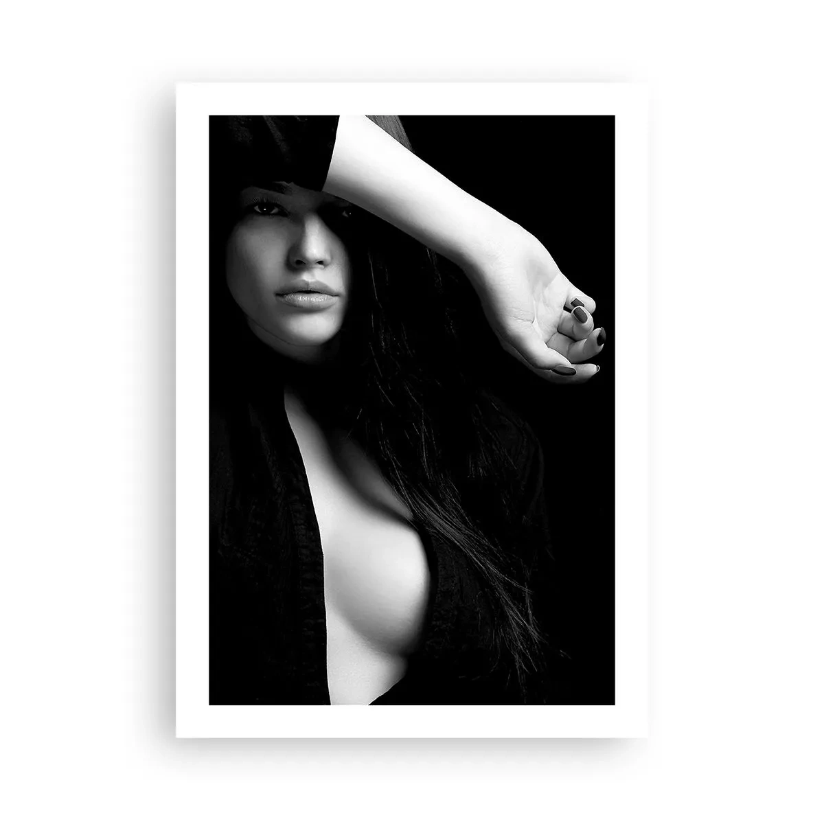 Plakat - Czarno-biała fotografia kobiety z tajemniczym spojrzeniem - 50x70cm - Szkoła uwodzenia - Nowoczesna dekoracja ścienna do salonu, kuchni i sypialni ARTTOR