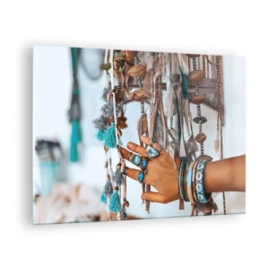 Obraz na szkle - Ręka z biżuterią w stylu boho dotykająca etnicznej dekoracji - 70x50cm - Lokalne skarby - Nowoczesna dekoracja ścienna do salonu i sypialni ARTTOR
