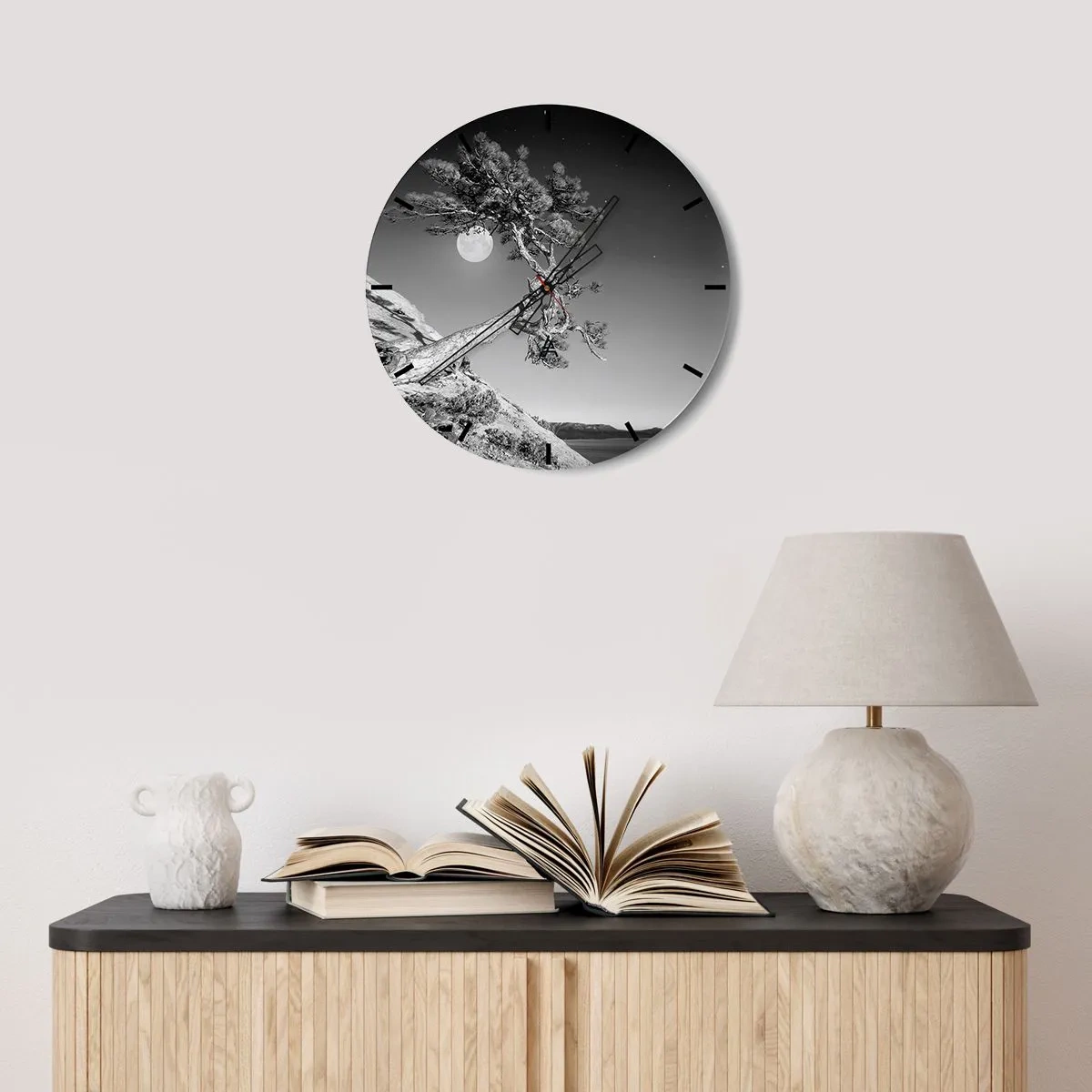 Zegar ścienny - Pochylone drzewo na skale z pełnią księżyca w tle - 30x30cm - Zwycięska wojowniczka - Nowoczesna dekoracja ścienna do salonu, kuchni i sypialni ARTTOR