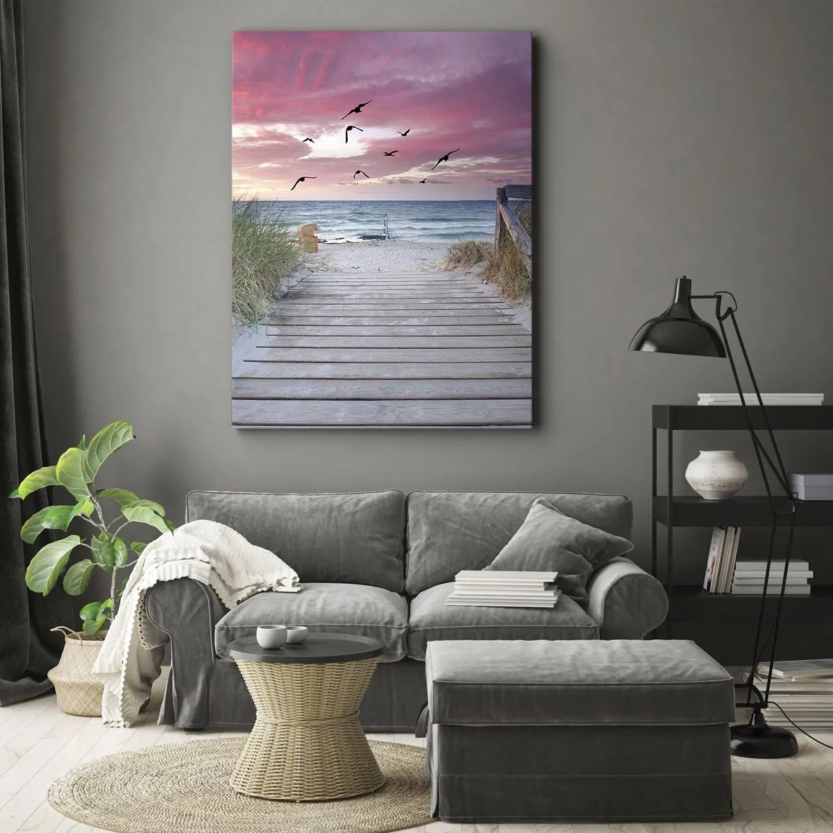 Obraz na płótnie - Drewniany pomost prowadzący na plażę o zachodzie słońca - 50x70cm - Bałtycka impresja - Nowoczesna dekoracja ścienna do salonu, kuchni i sypialni ARTTOR