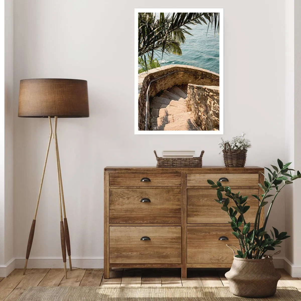 Plakat - Kamienna spiralna klatka schodowa prowadząca w stronę morza, z palmami - 50x70cm - Pod słońcem Italii - Nowoczesna dekoracja ścienna do salonu, kuchni i sypialni ARTTOR