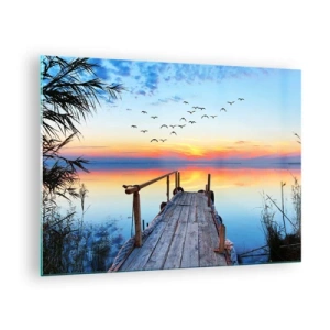 Obraz na szkle - Drewniany pomost nad jeziorem o zachodzie słońca z lecącym kluczem ptaków - 70x50cm - Pora wracać… - Nowoczesna dekoracja ścienna do salonu i sypialni ARTTOR