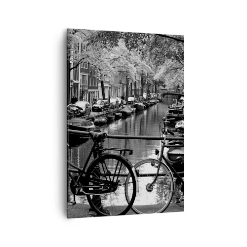 Obraz na płótnie - Kanał z rowerami w czarno-białej fotografii - 70x100cm - Bardzo holenderski widok - Nowoczesna dekoracja ścienna do salonu i sypialni ARTTOR
