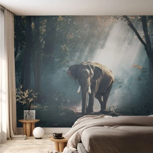 Fototapeta Premium Sand - Słoń spacerujący w promieniach słońca w lesie - 100x70cm - Spokojna przechadzka - Nowoczesna dekoracja ścienna do salonu, kuchni i sypialni ARTTOR
