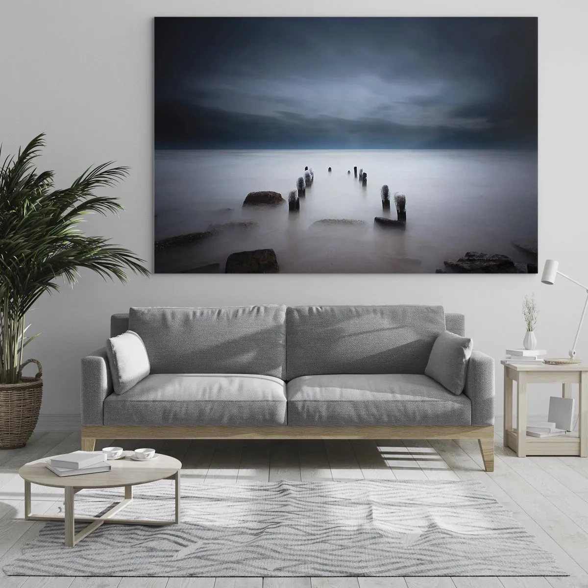 Obraz na szkle - Nastrojowa sceneria morza z drewnianymi palami - 70x50cm - Zamyślone jezioro - Nowoczesna dekoracja ścienna do salonu i sypialni ARTTOR