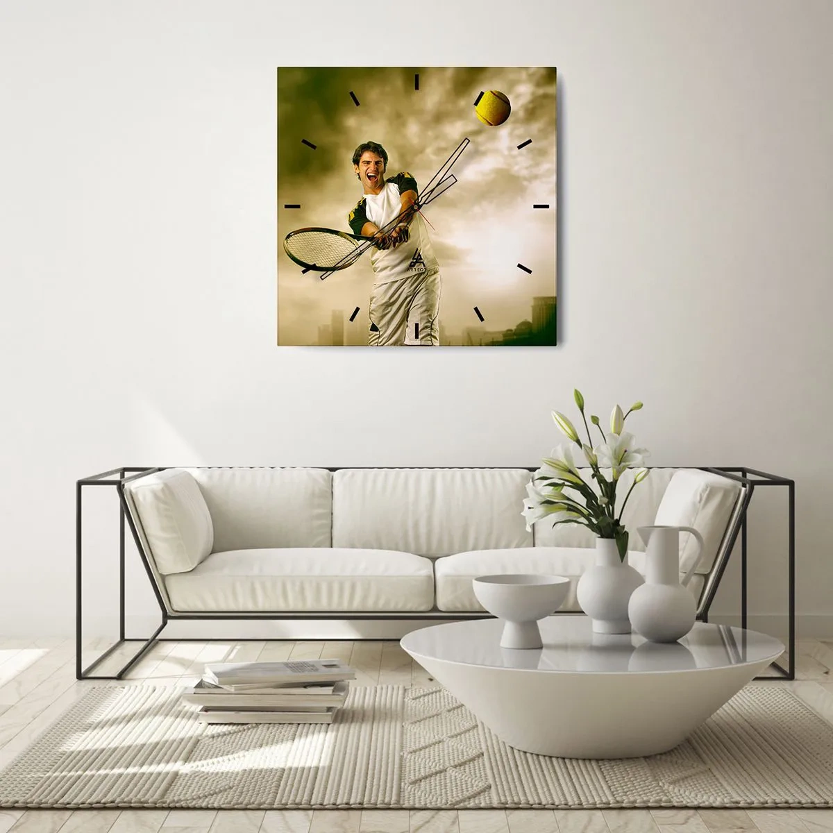 Zegar ścienny - Tenisista w akcji podczas gry na tle miejskiego krajobrazu - 30x30cm - Energia i radość - Nowoczesna dekoracja ścienna do salonu i sypialni ARTTOR