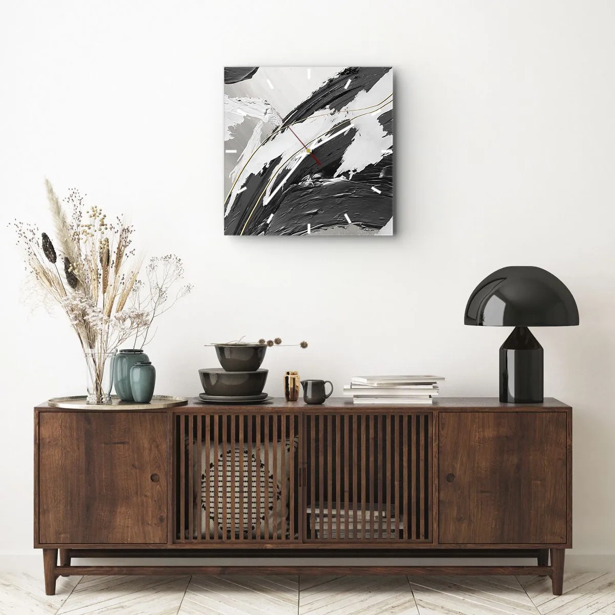 Zegar ścienny - Czarno-białe pociągnięcia farby z delikatnym złotym akcentem - 30x30cm - Abstrakcja z rozmachem - Nowoczesna dekoracja ścienna do salonu i sypialni ARTTOR