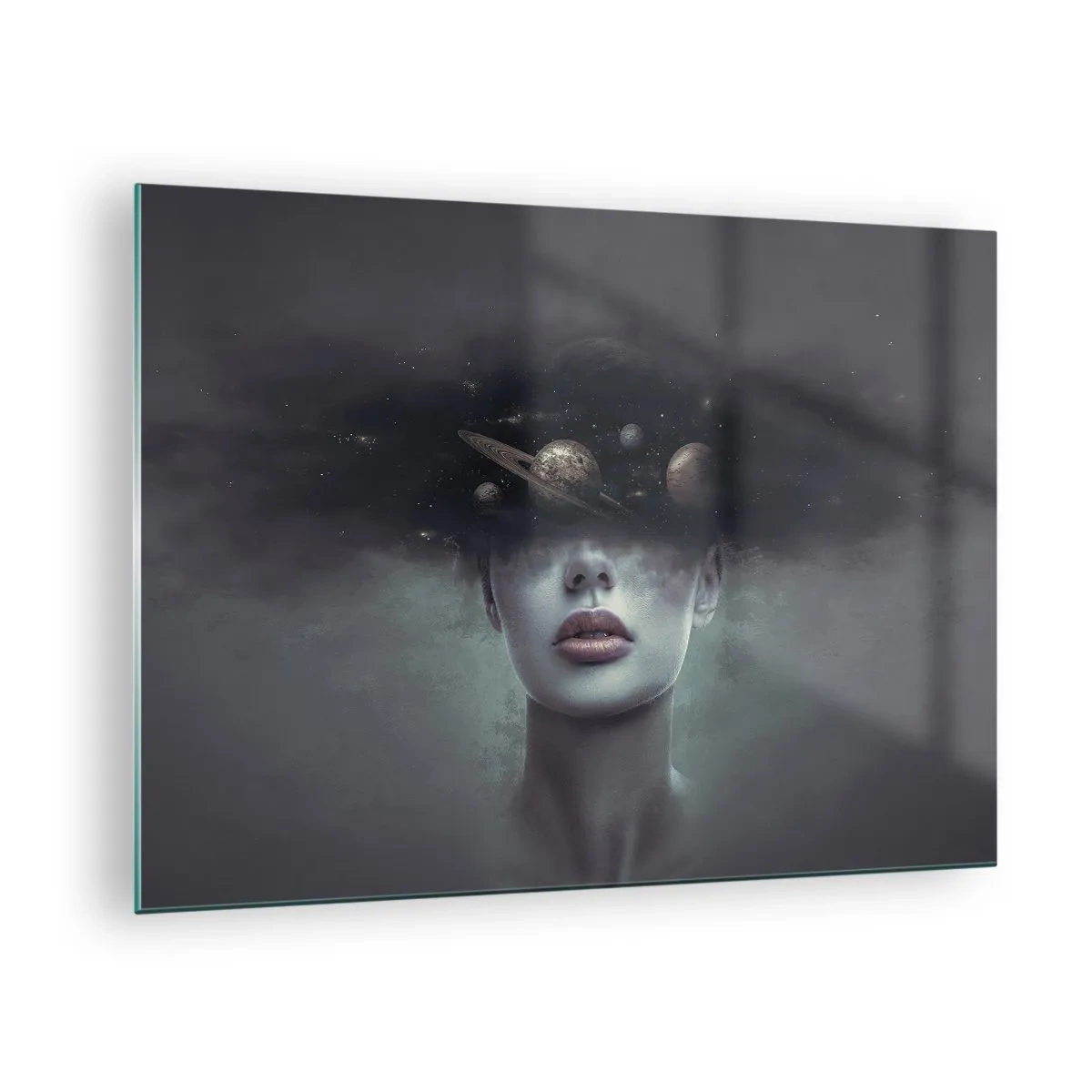Obraz na szkle - Kobieta z planetami w miejscu głowy w surrealistycznej kompozycji - 70x50cm - A planety szaleją… - Nowoczesna dekoracja ścienna do salonu i sypialni ARTTOR
