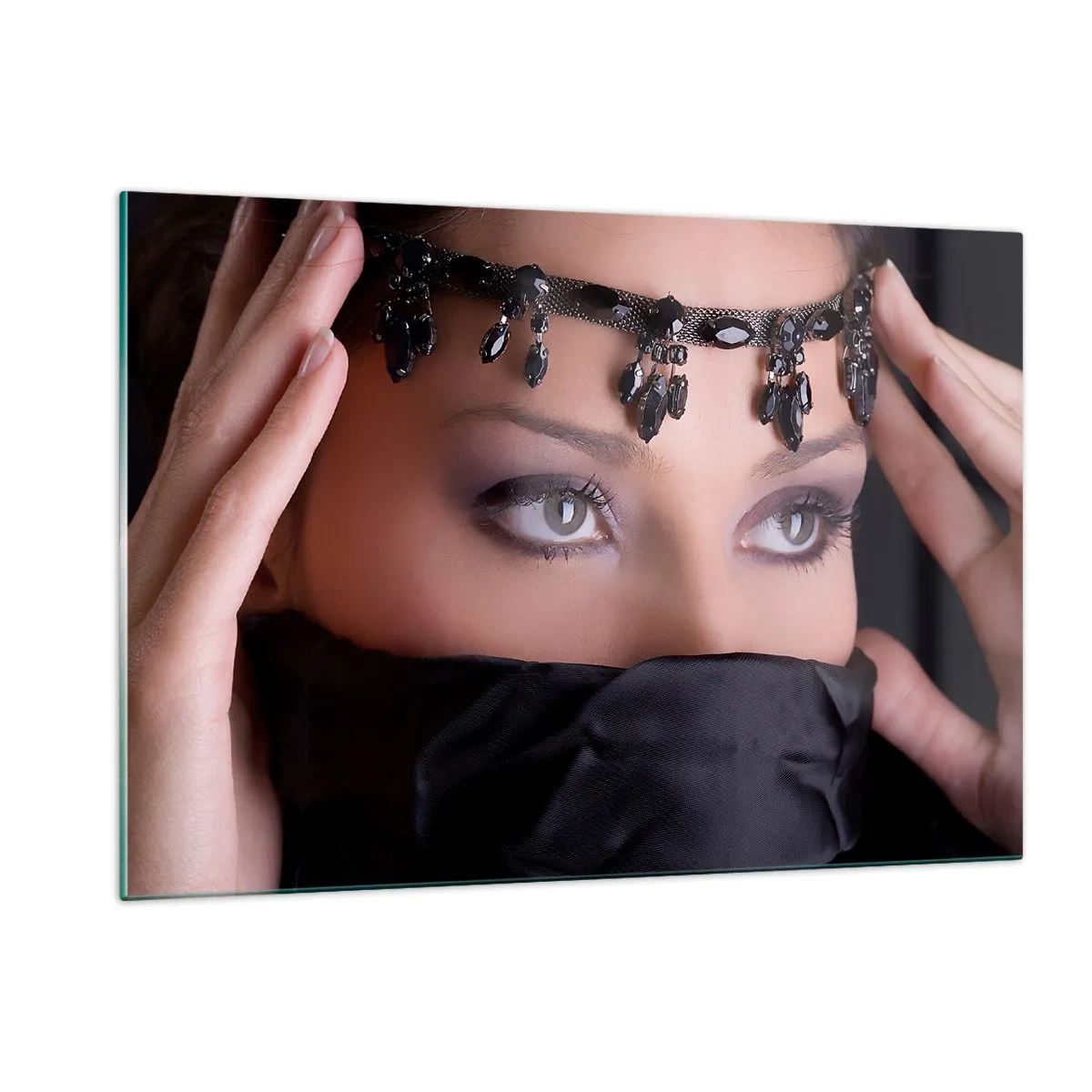 Obraz na szkle - Twarz kobiety z ozdobnym diademem i intensywnym spojrzeniem - 120x80cm - Orientalna kusząca tajemnica - Nowoczesna dekoracja ścienna do salonu, kuchni i sypialni ARTTOR