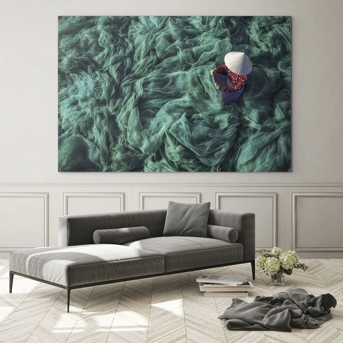 Obraz na szkle - Kobieta w tradycyjnym kapeluszu naprawiająca sieci - 70x50cm - W morzu sieci - Nowoczesna dekoracja ścienna do salonu i sypialni ARTTOR