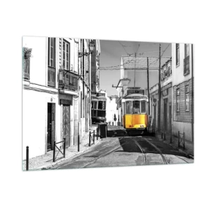 Obraz na szkle - Żółty tramwaj na czarno-białej ulicy europejskiego miasta - 120x80cm - Duch Lizbony - Nowoczesna dekoracja ścienna do salonu, kuchni i sypialni ARTTOR