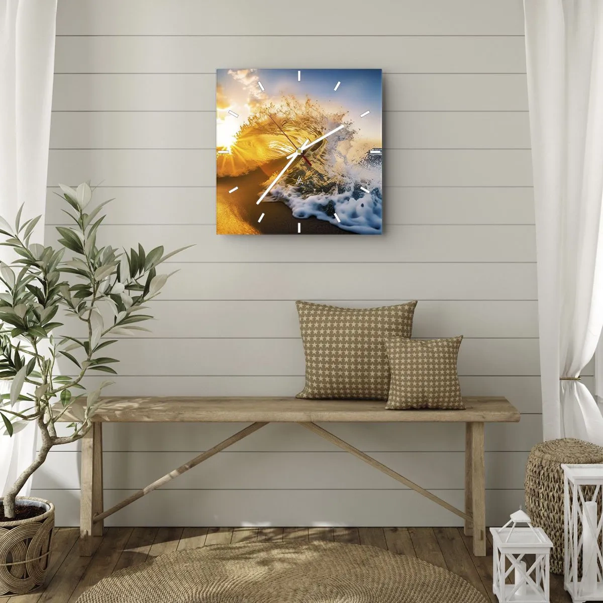 Zegar ścienny - Złota fala na tle zachodzącego słońca - 30x30cm - Zabawa na piasku - Nowoczesna dekoracja ścienna do salonu i sypialni ARTTOR
