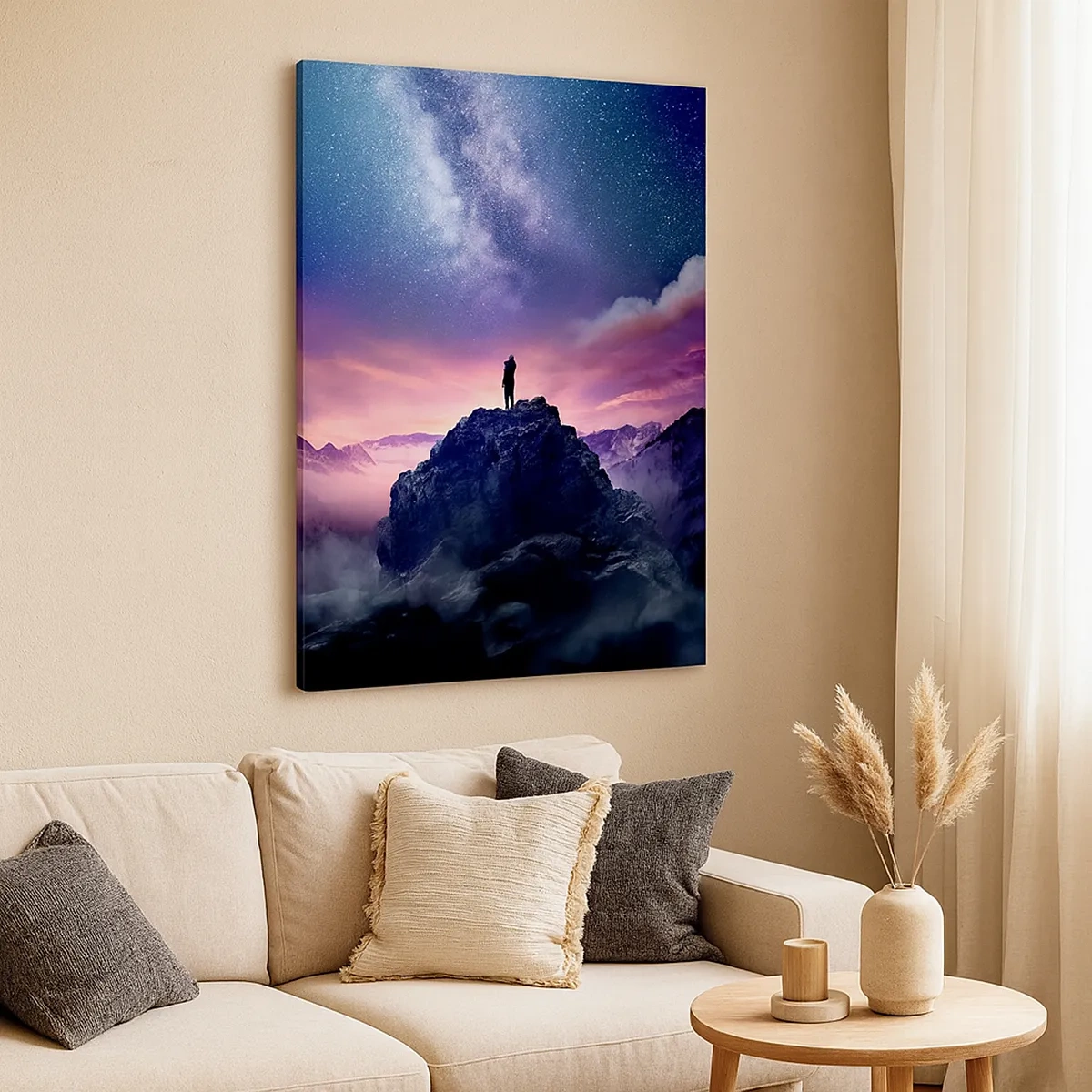 Obraz na płótnie - Sylwetka osoby stojącej na szczycie góry pod gwiaździstym niebem - 50x70cm - I poczuł życie - Nowoczesna dekoracja ścienna do salonu, kuchni i sypialni ARTTOR