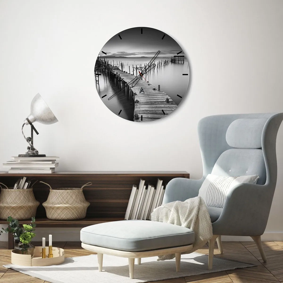 Zegar ścienny - Czarno-biały drewniany pomost prowadzący na spokojne wody - 30x30cm - Spokój zapomnianego brzegu - Nowoczesna dekoracja ścienna do salonu, kuchni i sypialni ARTTOR
