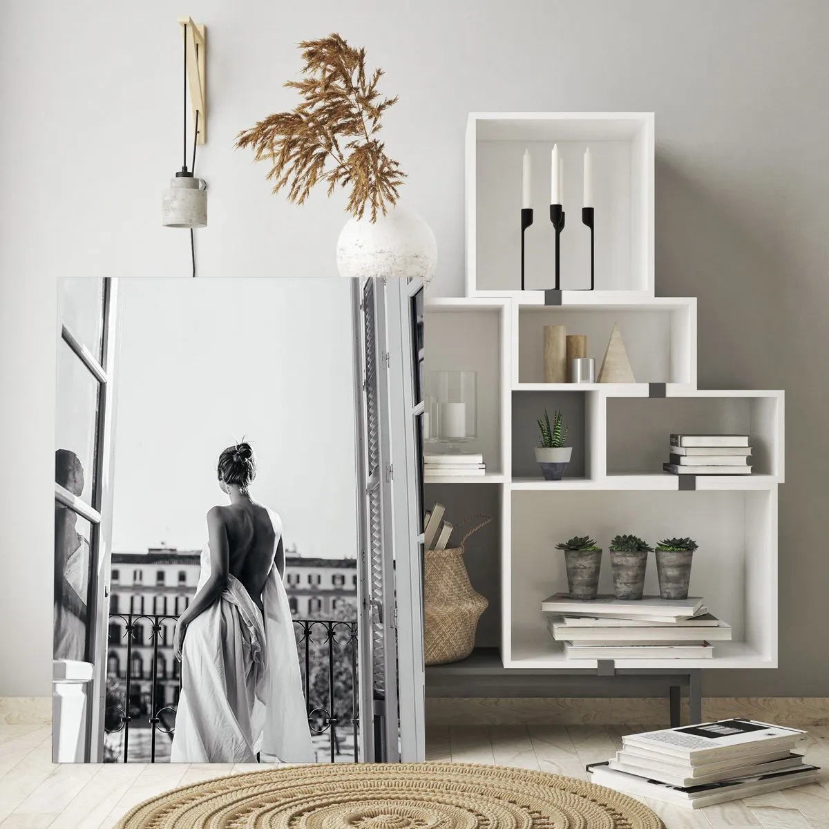 Obraz na szkle - Kobieta w białej sukni stojąca na balkonie z widokiem na miasto - 70x100cm - Przebudzenie zmysłów - Nowoczesna dekoracja ścienna do salonu i sypialni ARTTOR