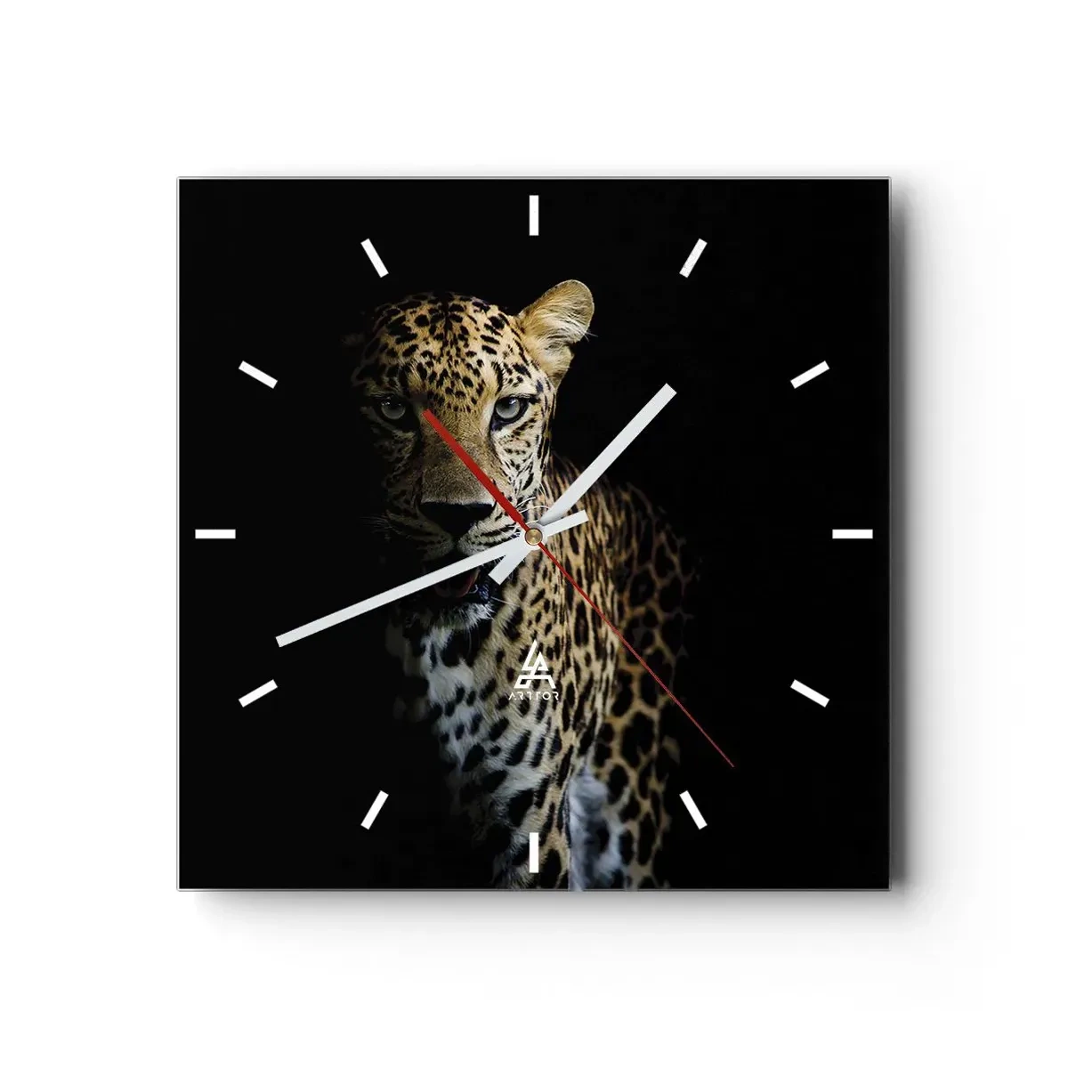 Zegar ścienny - Leopard na ciemnym tle z intensywnym spojrzeniem - 30x30cm - Mroczne piękno - Nowoczesna dekoracja ścienna do salonu i sypialni ARTTOR