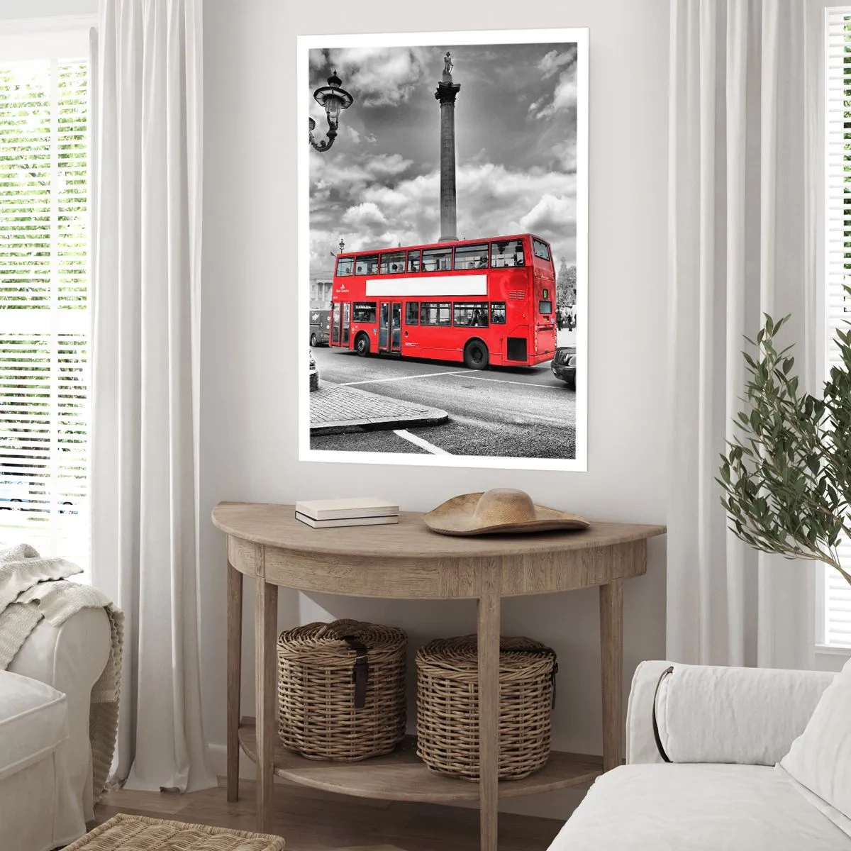 Plakat - Czerwony autobus na tle czarno-białego miasta - 50x70cm - Prawdziwy krwioobieg miasta - Nowoczesna dekoracja ścienna do salonu, kuchni i sypialni ARTTOR