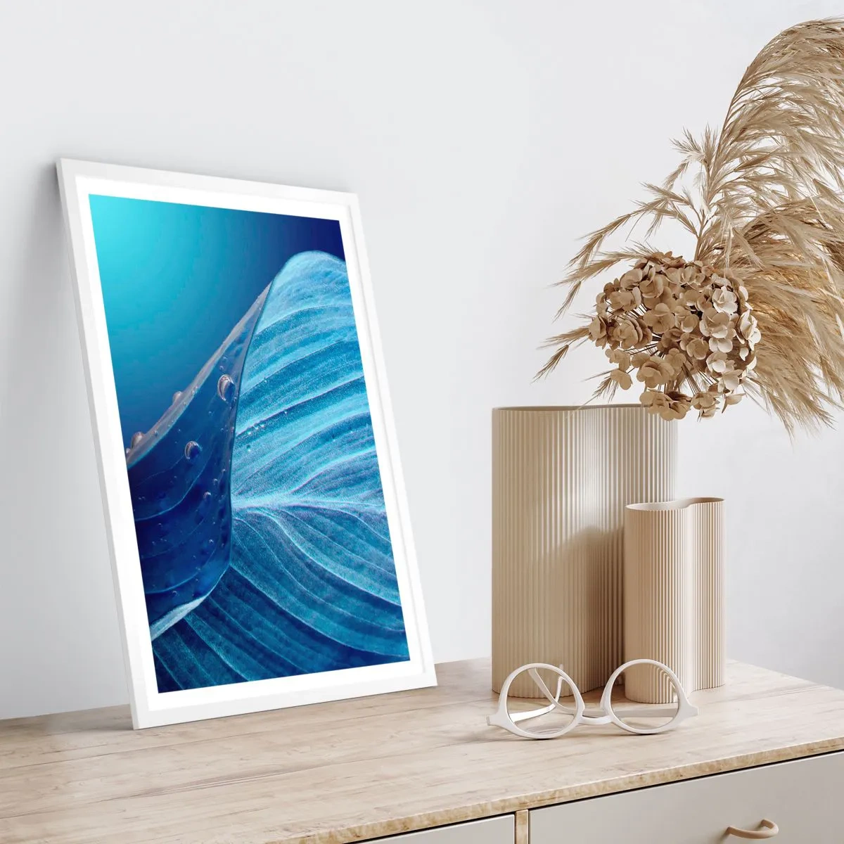 Plakat w białej ramie - Ukryte krople błękitu - 70x100 cm