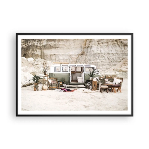 Plakat w czarnej ramie - Retro camper z aranżacją boho na tle skalistego krajobrazu - 100x70cm - Podróż czas zacząć - Nowoczesna dekoracja ścienna do salonu i sypialni ARTTOR