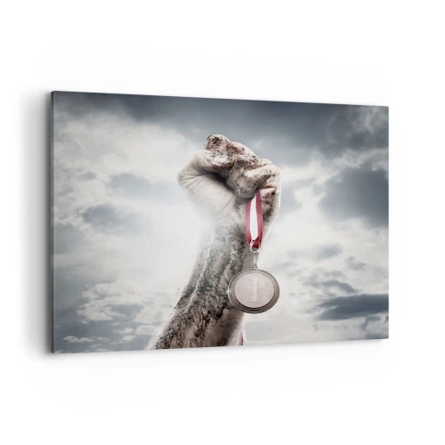 Obraz na płótnie - Ręka uniesiona w górę z medalem na tle pochmurnego nieba - 100x70cm - Per aspera ad astra - Nowoczesna dekoracja ścienna do salonu, kuchni i sypialni ARTTOR